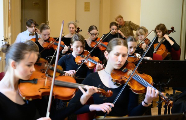 Meno mokykloje atidaryta piešinių paroda „Laisvas Chersonas“