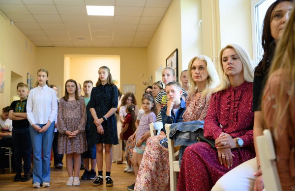 Meno mokykloje atidaryta piešinių paroda „Laisvas Chersonas“