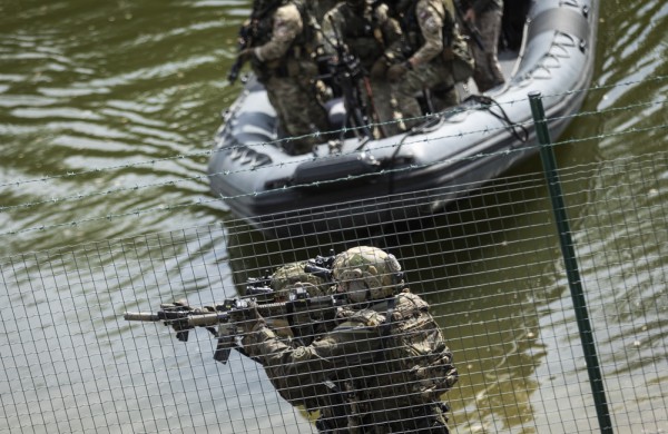 Baigėsi tarptautinės SOP pratybose „Liepsnojantis kalavijas 2024“. Bombonešis B52 metė lazeriu valdomas bombas, narai užduotis vykdė iš povandeninio laivo 