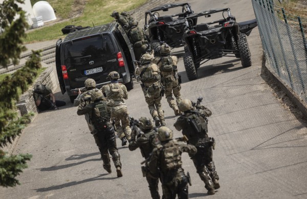 Baigėsi tarptautinės SOP pratybose „Liepsnojantis kalavijas 2024“. Bombonešis B52 metė lazeriu valdomas bombas, narai užduotis vykdė iš povandeninio laivo 