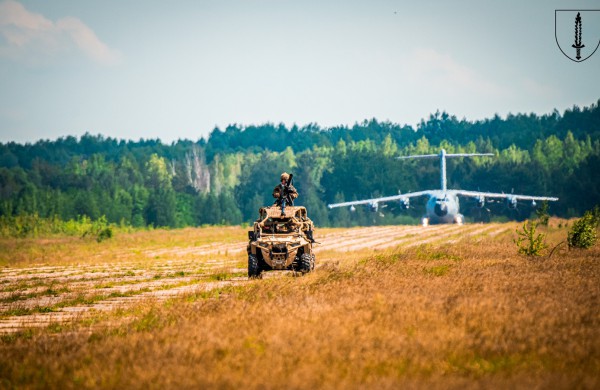 Baigėsi tarptautinės SOP pratybose „Liepsnojantis kalavijas 2024“. Bombonešis B52 metė lazeriu valdomas bombas, narai užduotis vykdė iš povandeninio laivo 