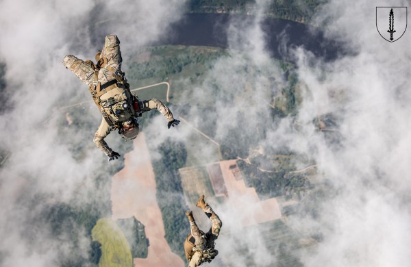 Baigėsi tarptautinės SOP pratybose „Liepsnojantis kalavijas 2024“. Bombonešis B52 metė lazeriu valdomas bombas, narai užduotis vykdė iš povandeninio laivo 
