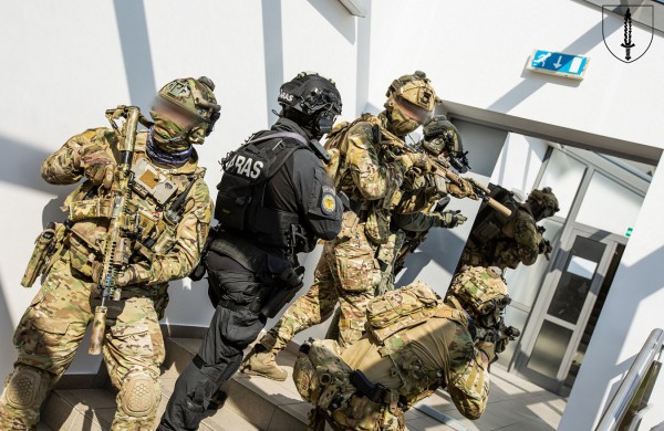 Baigėsi tarptautinės SOP pratybose „Liepsnojantis kalavijas 2024“. Bombonešis B52 metė lazeriu valdomas bombas, narai užduotis vykdė iš povandeninio laivo 