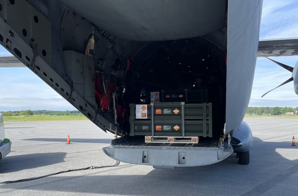 Lietuvos kariuomenei perduotos priešlėktuvinei sistemai RBS-70 skirtos „Bolide“ raketos  