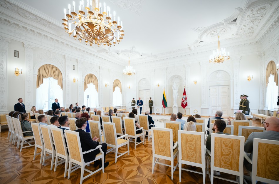 Tėvo dienos proga Prezidentas apdovanojo Lietuvos nusipelniusius tėvus ir globėjus