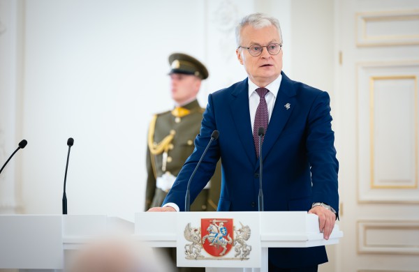 Tėvo dienos proga Prezidentas apdovanojo Lietuvos nusipelniusius tėvus ir globėjus