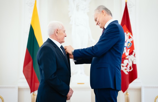 Tėvo dienos proga Prezidentas apdovanojo Lietuvos nusipelniusius tėvus ir globėjus