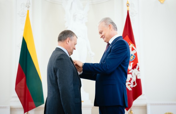 Tėvo dienos proga Prezidentas apdovanojo Lietuvos nusipelniusius tėvus ir globėjus