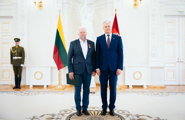 Tėvo dienos proga Prezidentas apdovanojo Lietuvos nusipelniusius tėvus ir globėjus