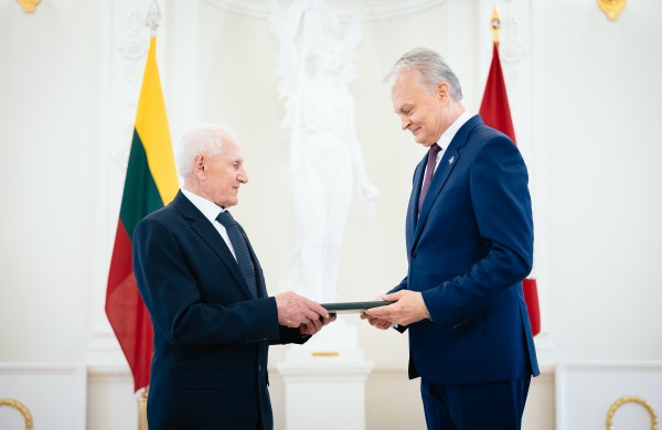 Tėvo dienos proga Prezidentas apdovanojo Lietuvos nusipelniusius tėvus ir globėjus