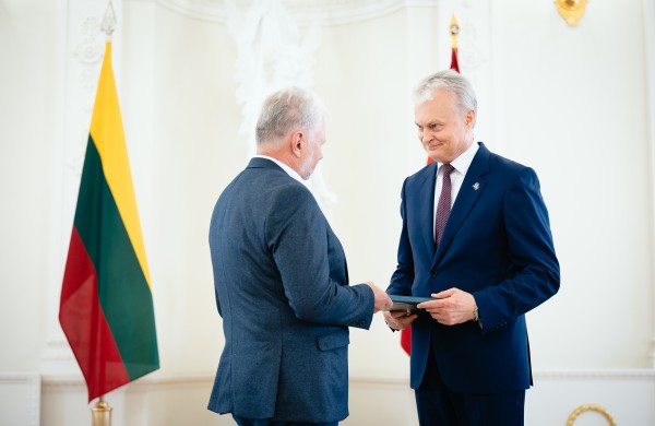 Tėvo dienos proga Prezidentas apdovanojo Lietuvos nusipelniusius tėvus ir globėjus