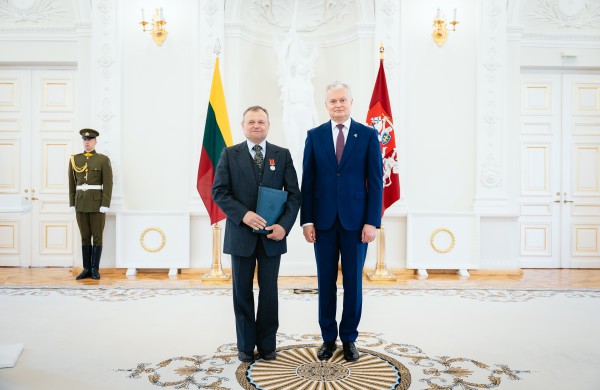 Tėvo dienos proga Prezidentas apdovanojo Lietuvos nusipelniusius tėvus ir globėjus