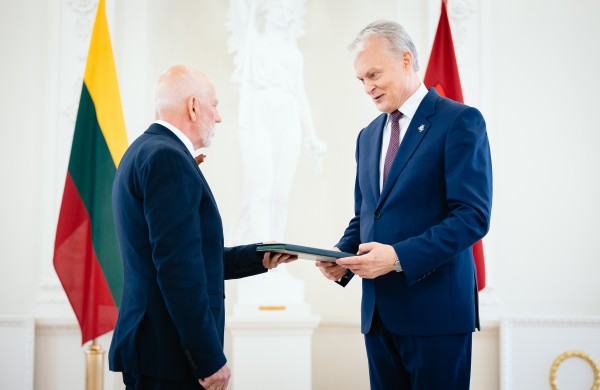 Tėvo dienos proga Prezidentas apdovanojo Lietuvos nusipelniusius tėvus ir globėjus