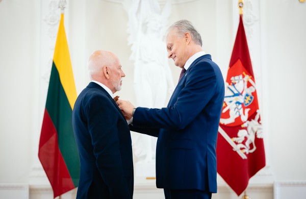 Tėvo dienos proga Prezidentas apdovanojo Lietuvos nusipelniusius tėvus ir globėjus