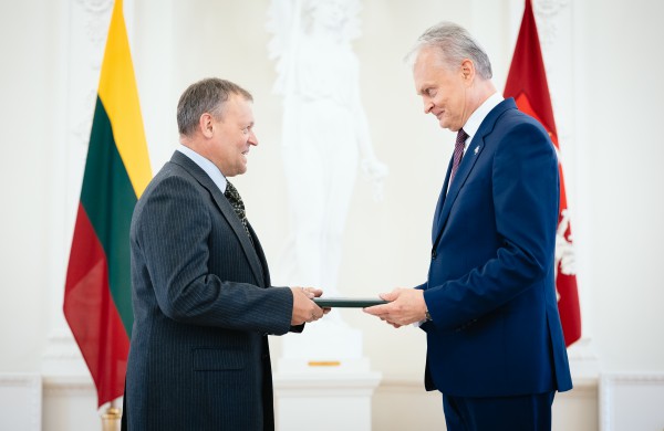 Tėvo dienos proga Prezidentas apdovanojo Lietuvos nusipelniusius tėvus ir globėjus