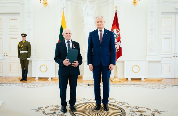 Tėvo dienos proga Prezidentas apdovanojo Lietuvos nusipelniusius tėvus ir globėjus