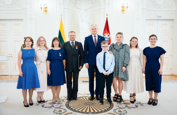 Tėvo dienos proga Prezidentas apdovanojo Lietuvos nusipelniusius tėvus ir globėjus