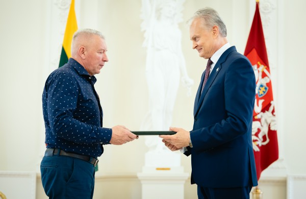 Tėvo dienos proga Prezidentas apdovanojo Lietuvos nusipelniusius tėvus ir globėjus