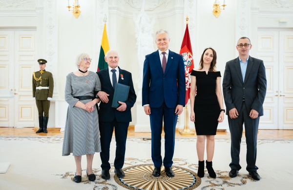 Tėvo dienos proga Prezidentas apdovanojo Lietuvos nusipelniusius tėvus ir globėjus