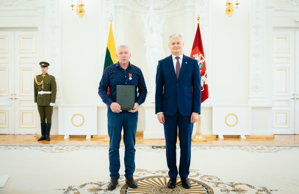 Tėvo dienos proga Prezidentas apdovanojo Lietuvos nusipelniusius tėvus ir globėjus