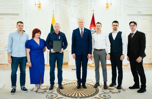 Tėvo dienos proga Prezidentas apdovanojo Lietuvos nusipelniusius tėvus ir globėjus