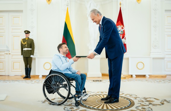 Tėvo dienos proga Prezidentas apdovanojo Lietuvos nusipelniusius tėvus ir globėjus