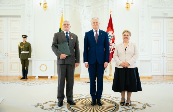Tėvo dienos proga Prezidentas apdovanojo Lietuvos nusipelniusius tėvus ir globėjus