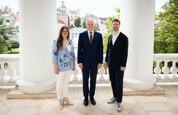 Tėvo dienos proga Prezidentas apdovanojo Lietuvos nusipelniusius tėvus ir globėjus