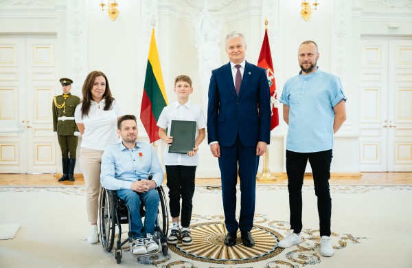 Tėvo dienos proga Prezidentas apdovanojo Lietuvos nusipelniusius tėvus ir globėjus