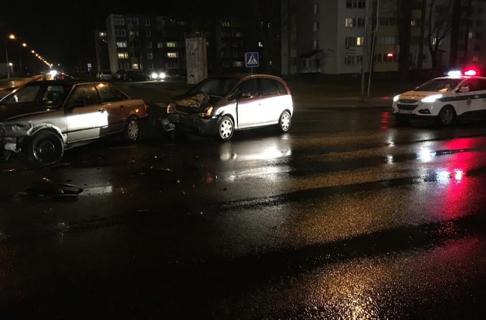 Kosmonautų ir Žeimių gatvių sankryžoje susidūrė du automobiliai