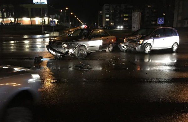 Kosmonautų ir Žeimių gatvių sankryžoje susidūrė du automobiliai