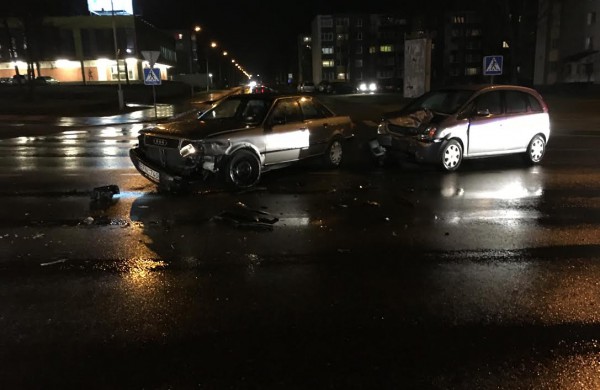 Kosmonautų ir Žeimių gatvių sankryžoje susidūrė du automobiliai