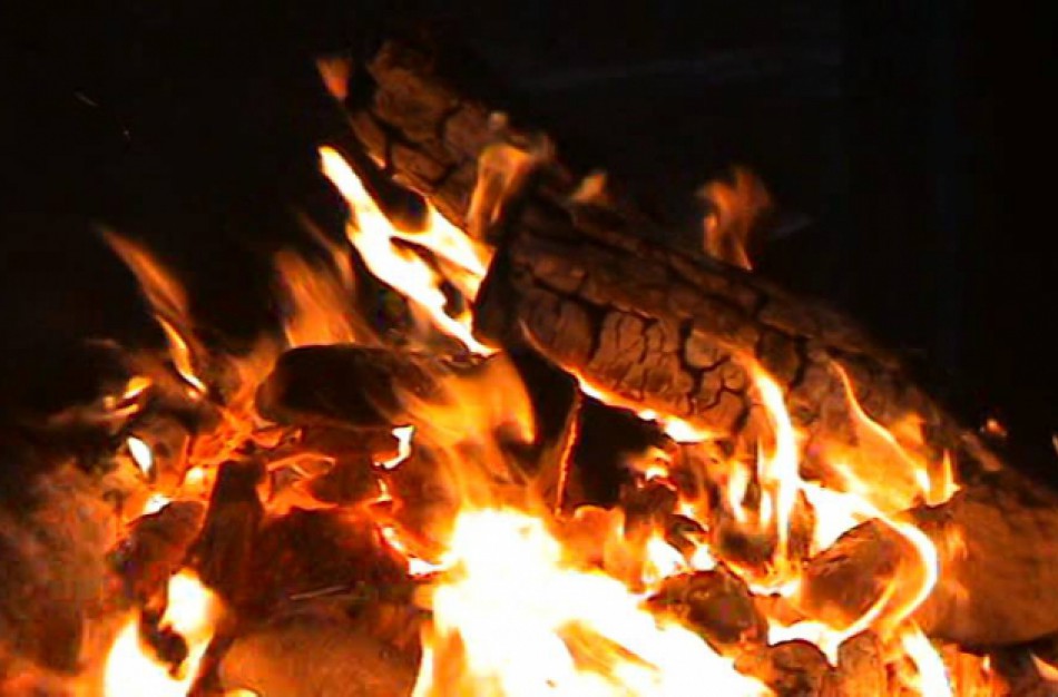 Ugniagesiai vėl vyko gesinti laužo