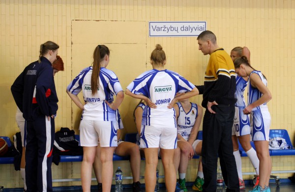 Įsibėgėjusios Jonavos krepšininkės patiesė ir studentes