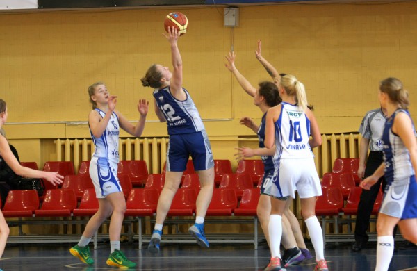 Įsibėgėjusios Jonavos krepšininkės patiesė ir studentes