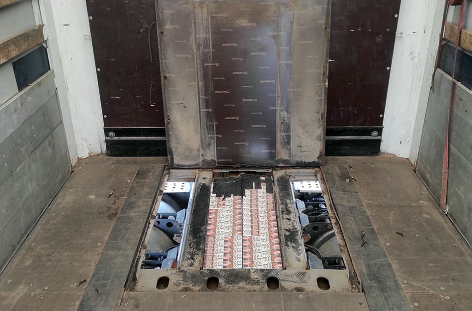 Kontrabandines cigaretes muitininkai aptiko krovininio vilkiko oro filtre