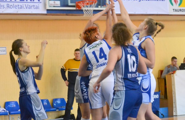 Įsibėgėjusios Jonavos krepšininkės patiesė ir studentes