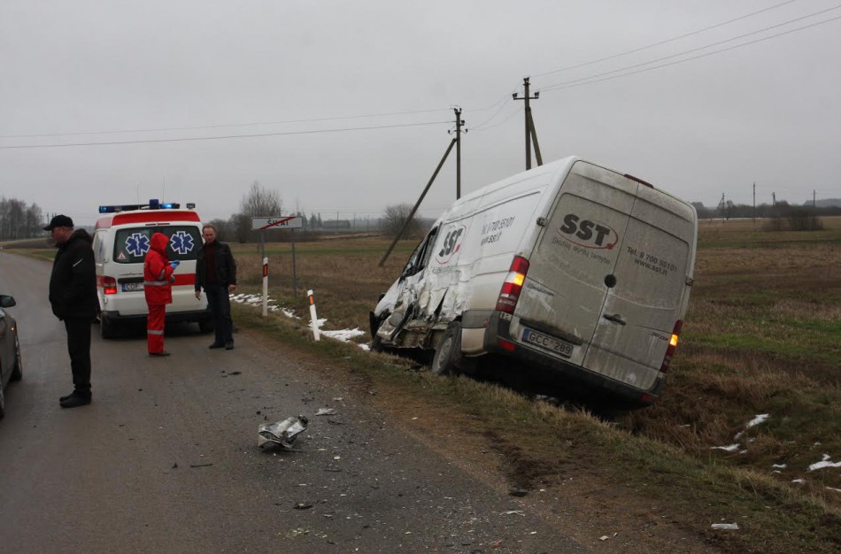 Šilų seniūnijoje į avariją pateko siuntas gabenęs mikroautobusas