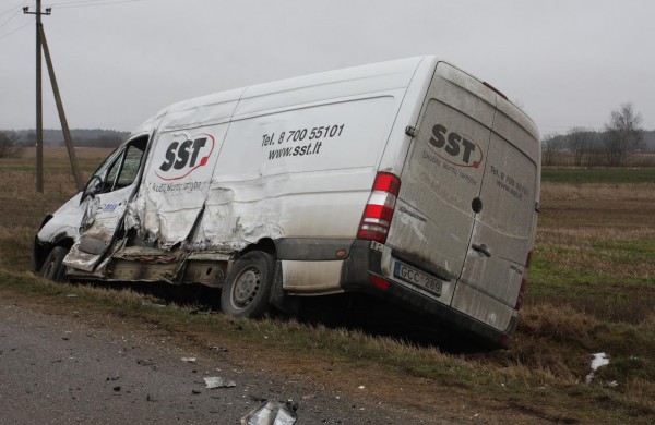 Šilų seniūnijoje į avariją pateko siuntas gabenęs mikroautobusas