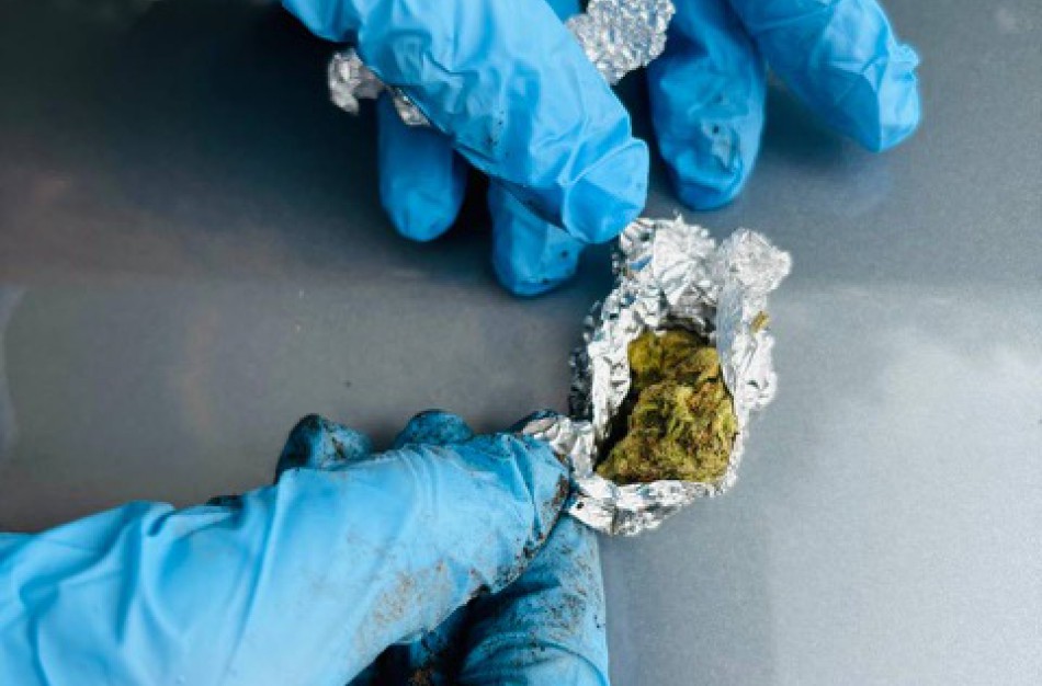 Galimai narkotines medžiagas platinęs jaunuolis gimtadienį pasitiko su antrankiais