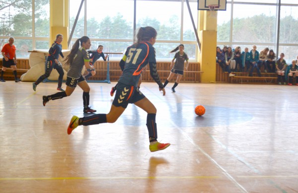 Jonavos futbolininkės kopia finalinio ketverto link