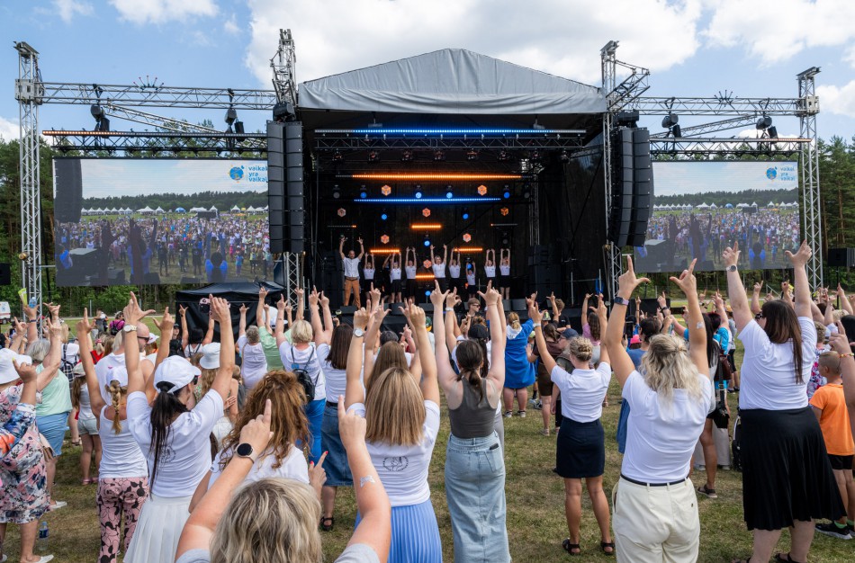 Globojančių šeimų festivalyje Druskininkuose – masinis šokis su muzikiniu fontanu, žinomi atlikėjai ir šimtai globėjų sukurtų sparnų