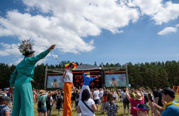 Globojančių šeimų festivalyje Druskininkuose – masinis šokis su muzikiniu fontanu, žinomi atlikėjai ir šimtai globėjų sukurtų sparnų