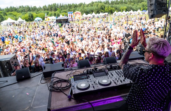 Globojančių šeimų festivalyje Druskininkuose – masinis šokis su muzikiniu fontanu, žinomi atlikėjai ir šimtai globėjų sukurtų sparnų