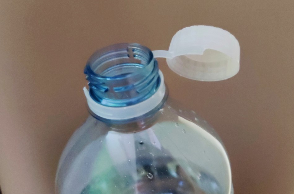 Nuo šiol gėrimų tara tik su pritvirtintais iš plastiko pagamintais kamšteliais bei dangteliais