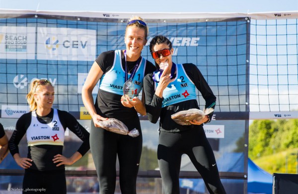 Pirmas podiumas: paplūdimio tinklininkės D. Kvedaraitė ir J. Kovalskaja Estijoje iškovojo bronzos medalius