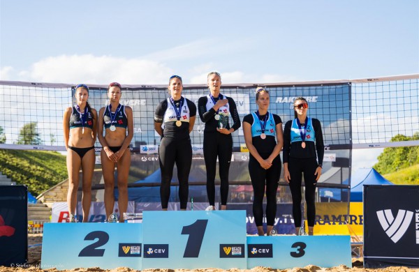 Pirmas podiumas: paplūdimio tinklininkės D. Kvedaraitė ir J. Kovalskaja Estijoje iškovojo bronzos medalius