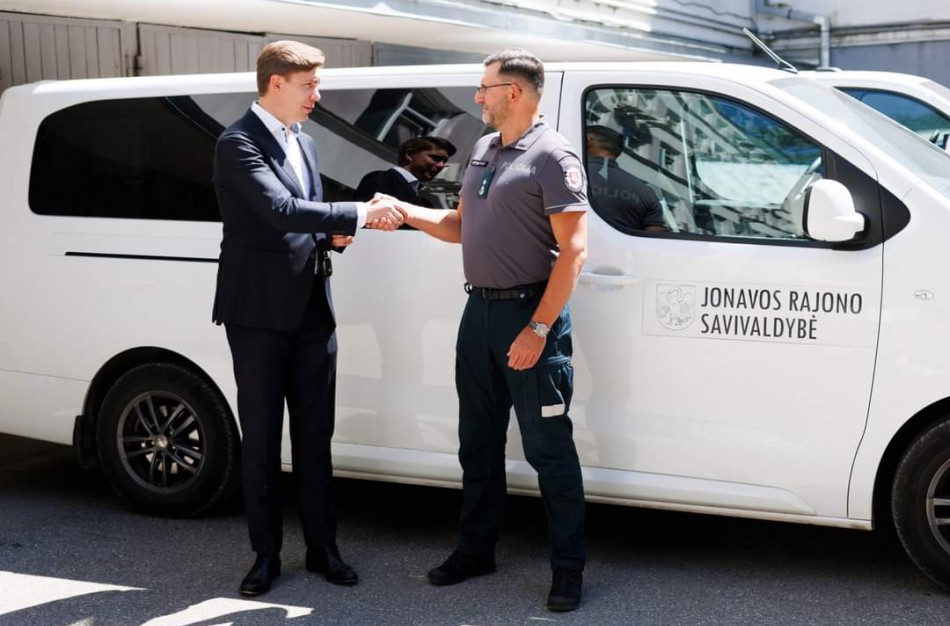 Rajono savivaldybė perdavė Jonavos policijai automobilį Toyota Proace