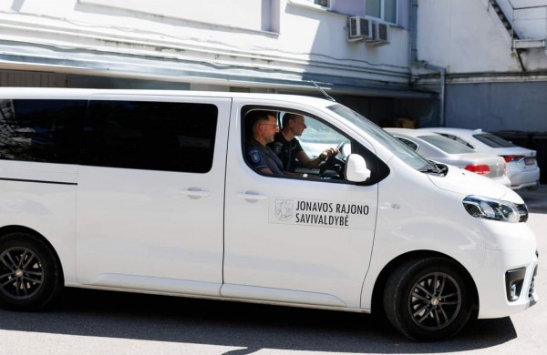 Rajono savivaldybė perdavė Jonavos policijai automobilį Toyota Proace