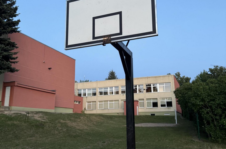 Skaitytojas: mokyklos stadione nuimami krepšinio lankai - ar vasarą vaikams negalima sportuoti?